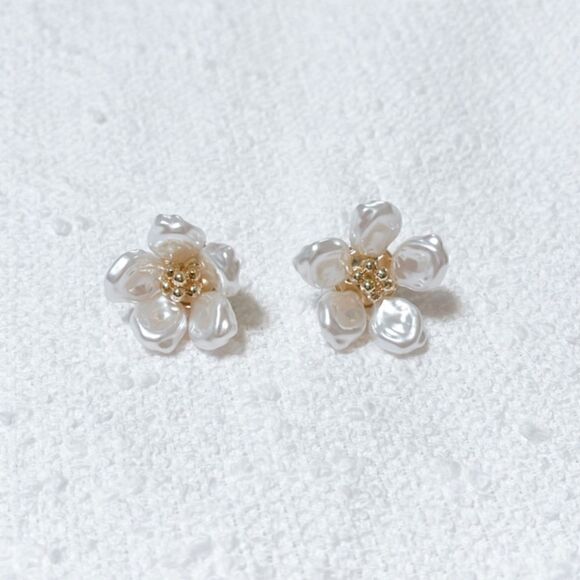 Pearl Flo stud earrings M205 - Picture 3 of 5